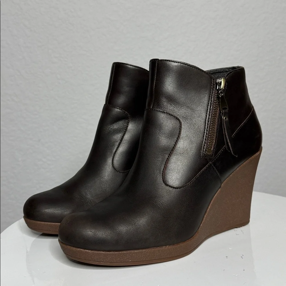 UGG MYRNA DISTRESSED BROWN LEATHER ZIPPER DETAIL WEDGE ANKLE BOOTIES